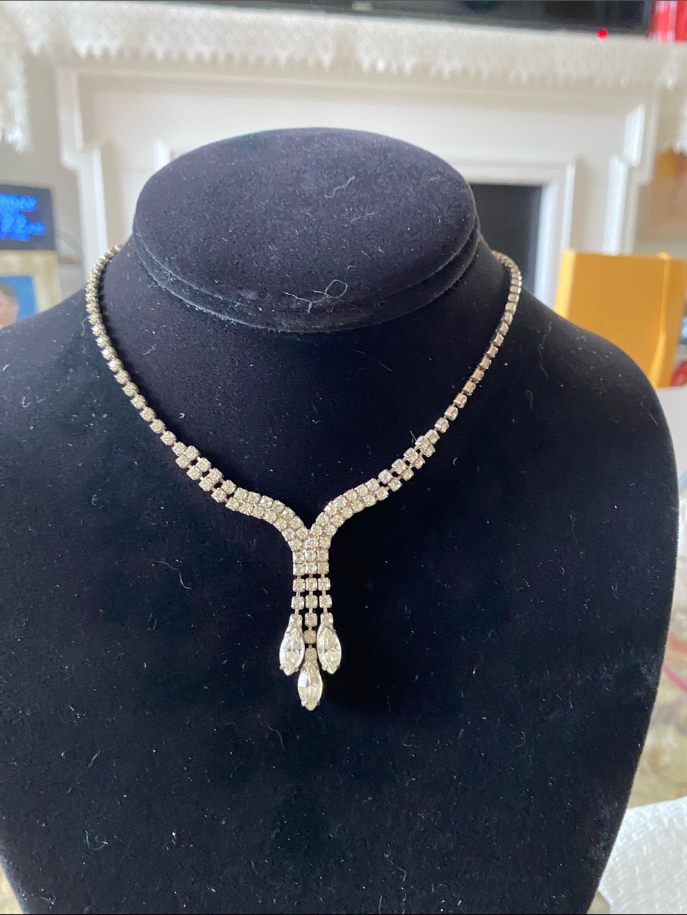 Elegant Crystal Teardrop Necklace - Gold Tone